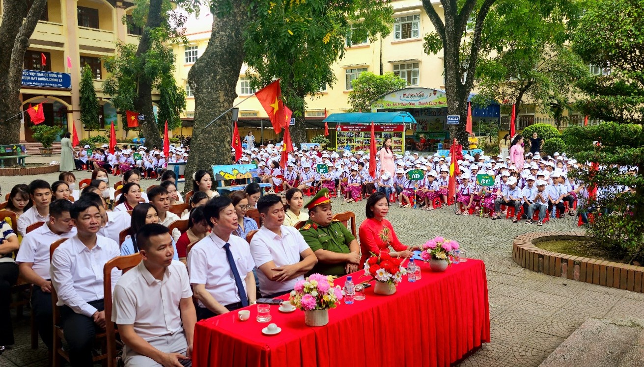 TTND.PGS.TS Nguyễn Quang Bình dự lễ khai giảng tại trường Tiểu học Duy Hà và Trường THCS Duy Hà